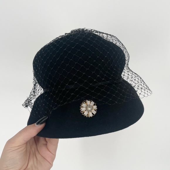 50s/60s Black Pillbox Style Wool Felt Hat With Netting And Flower Embellishment - Picture 9 of 15
